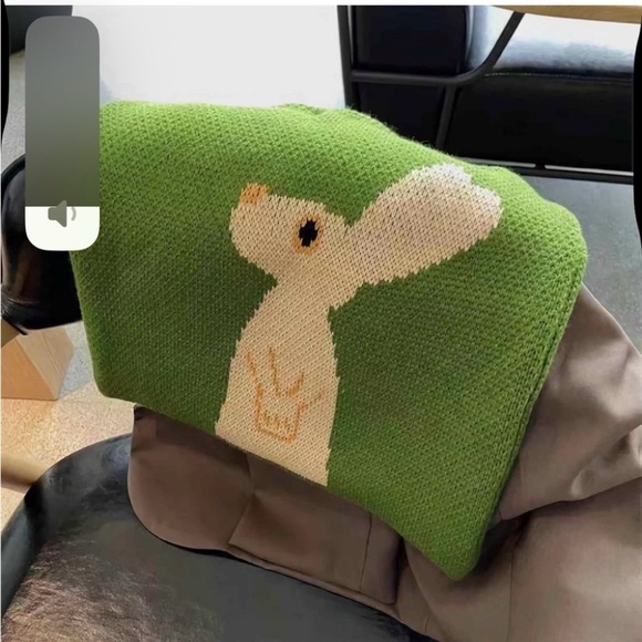 Chic Green Tote with Rabbit Motif - Picture 4 of 6